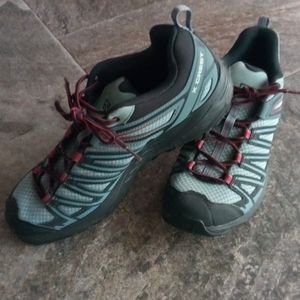 Men's size 11 Salomon hiking sneakers